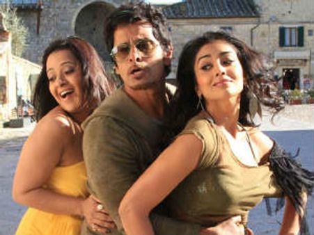 Vikram's Rajapattai audio hitting stands today