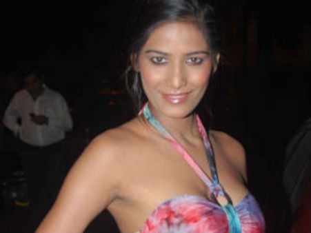 Poonam Pandey's Facebook account hit by censorship trouble!