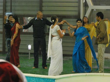 Bigg Boss 5: Juhi Parmar’s birthday gift – rain dance