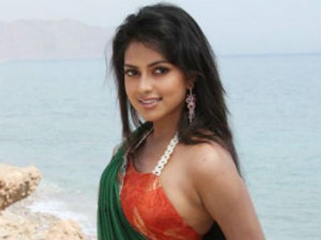 Amala Paul to play Venkatesh's love interest in Seethamma Vakitlo Sirimalle Chettu