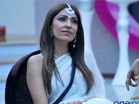 Bigg Boss 5: Sky gives Pooja Mishra a love bite?