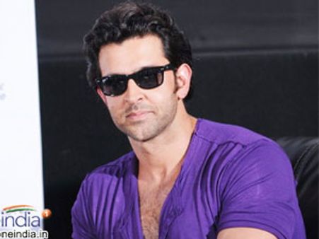 Catch Hrithik Roshan live at 6 am in Juhu beach
