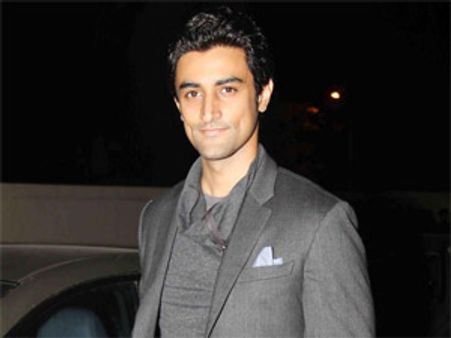 Bachchan babe in love with Kunal Kapoor?
