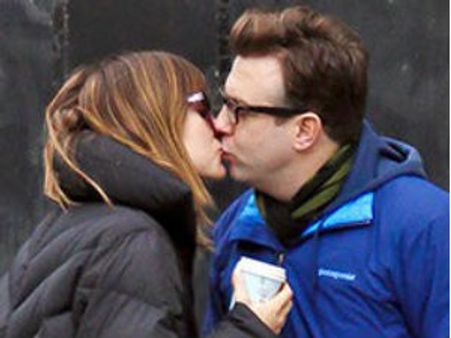 Olivia Wilde locks her lips with Jason Sudeikis in public