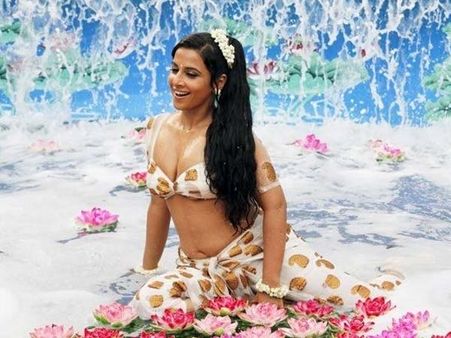 Vidya Balan's item song pose threat to Kareena, Katrina