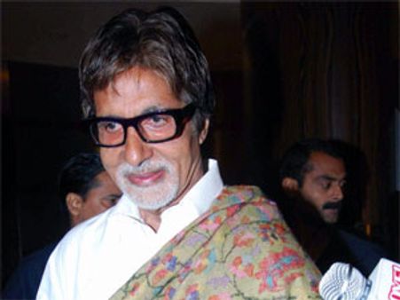 Amitabh Bachchan, Akon bonds together for a crucial message