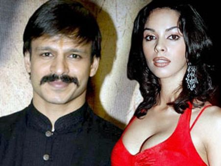 Vivek Oberoi, Mallika Sherawat's sensuous kissing session