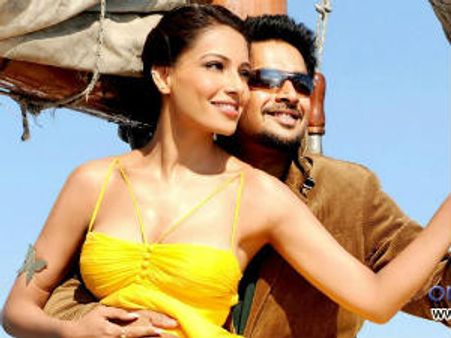 Bipasha Basu cancels Jodi Breakers shoot over eye infection