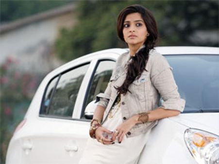 Fashionista Sonam Kapoor to take part in Paris Fashion show