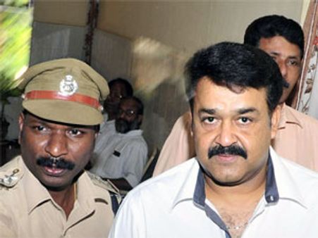 Mohanlal visits Sukumar Azhikode before his death