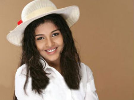 Saranya poses nude for Mazhai Kaalam