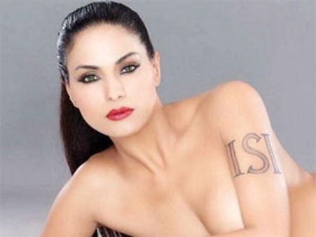 Veena Malik shows middle finger