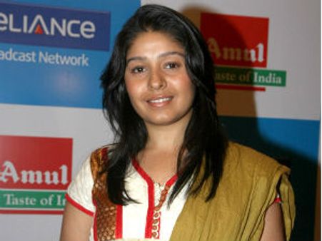Sunidhi Chauhan unveils first look of Mero Gaam Kathapare
