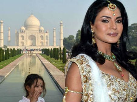 Veena Malik inviting bachelors to win her heart this V-Day