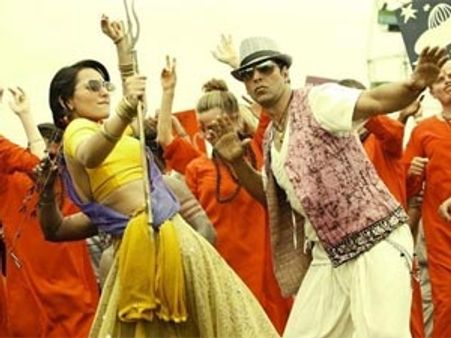 After SRK, angry Akshay Kumar attacks Shirish Kunder