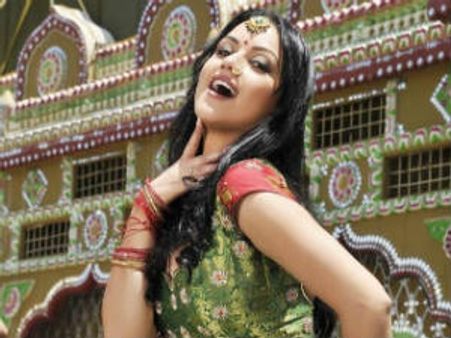Maryam Zakaria does mujra with Kareena Kapoor in Agent Vinod