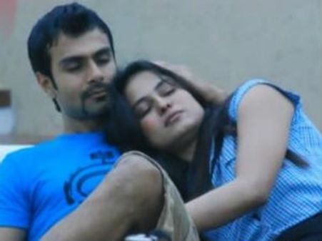 Super Model Veena Malik set to romance Ashmit Patel again