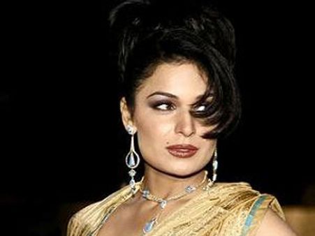 Controversial Pakistani queen Meera plans a return to Bollywood!