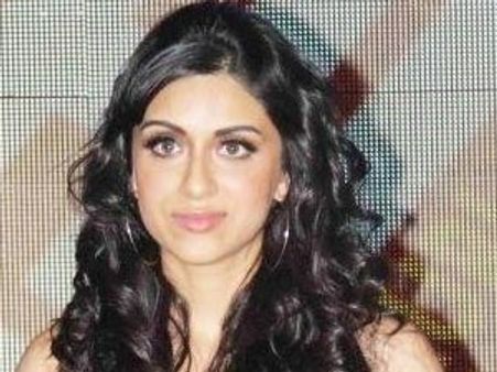 Showstopper Zoa Morani slips at Lakme Fashion Week 2012