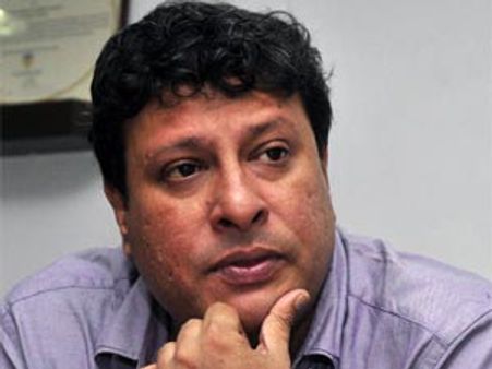 Miscreants disrupt Dhulia's Paan Singh Tomar screening