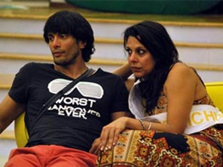 Akashdeep Saigal woos Pooja Bedi with roses!