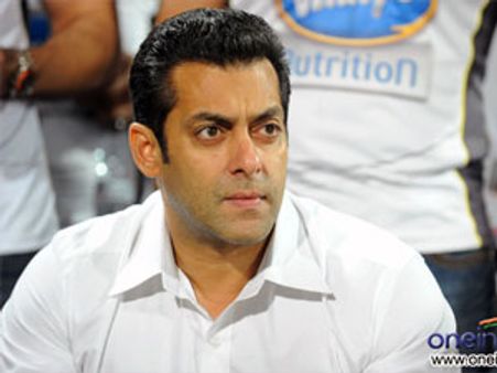 Salman Khan kicks out cinematographer from Dabangg 2