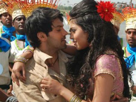 Amala upset over Arya's 'kissing' confession!