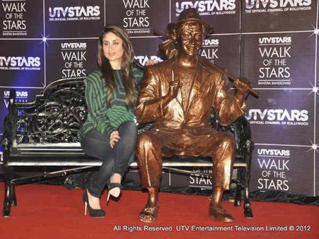 Kareena unveils her grandfather Raj Kapoor's brass statue