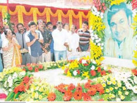 Fans remember Dr Rajkumar on his sixth death anniversary