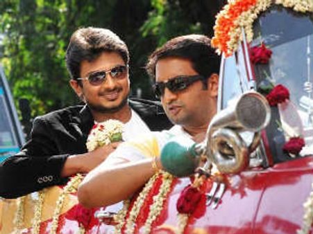 Oru Kal Oru Kannadi - Review