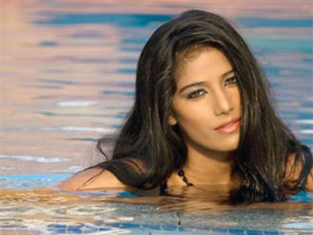 Wanna take bikini lessons, contact Poonam Pandey!