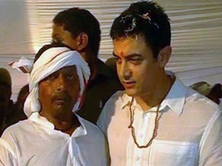 Aamir Khan gifted laddoos to auto rickshaw driver’s son