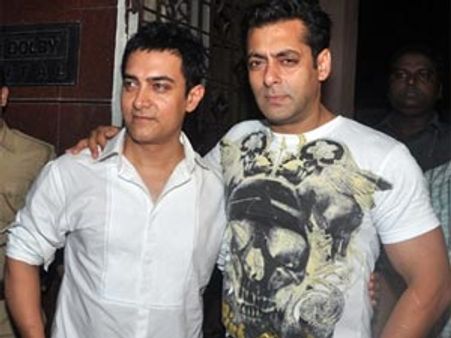 Salman Khan supports Junaid in papa Aamir Khan's absence