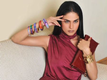 Veena Malik mobbed by Fiji fans