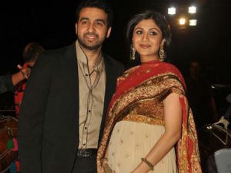 Bollywood congratulates new mother Shilpa Shetty