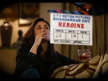 Kareena Kapoor spotted smoking, drinking at a bar!!!