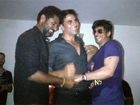 Shahrukh Khan celebrates with Akshay Kumar, Prabhu Deva