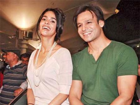 Vivek Oberoi strips for Mallika Sherawat!