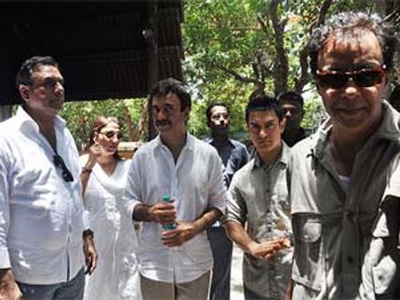 Bollywood stars offer condolences to Rajkumar Hirani