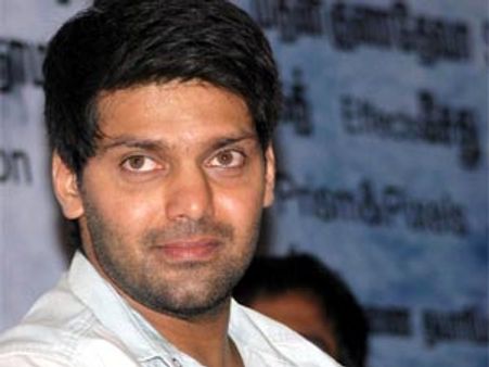 Arya-Anjali to share liplock in Settai