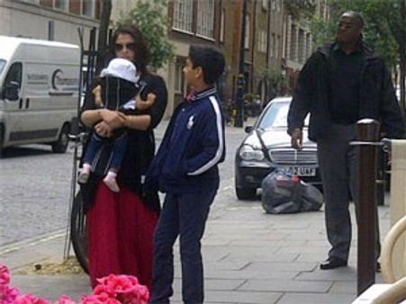 Aishwarya Rai Bachchan takes Aaradhya for a walk