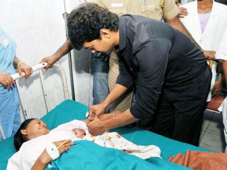 Birthday Pictures: Vijay blesses newborns with gold rings
