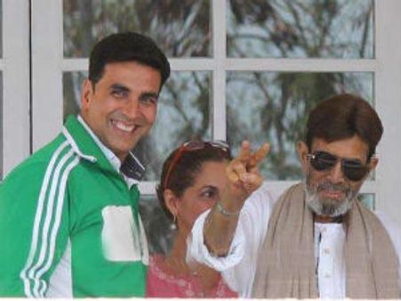 Rajesh Khanna is hale and hearty: Akshay Kumar