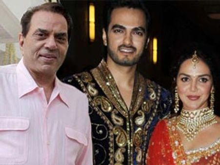 Dharmendra played the perfect host at Esha Deol's wedding!