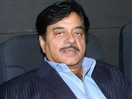 Shatrughan Sinha admitted to hospital