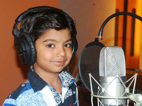 L’il Champ Azmat records Qawwali for Raambhajjan Zindabaad