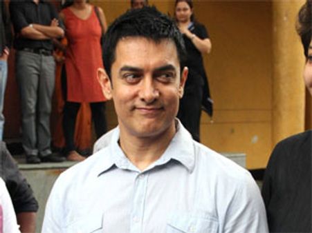 Aamir Khan's son Junaid to direct his Perfectionist dad!