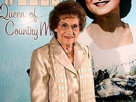 Country music singer Kitty Wells dies at 92