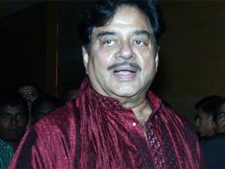 Shatrughan Sinha shifted to room after bypass surgery