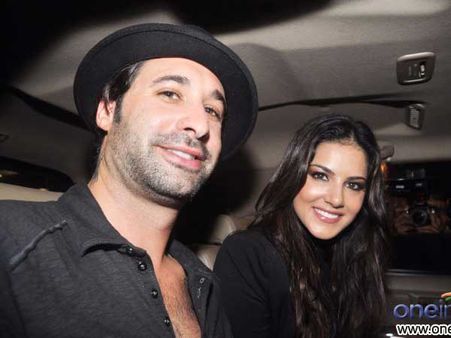 Sunny Leone spotted with her husband for Jism 2 promotions!